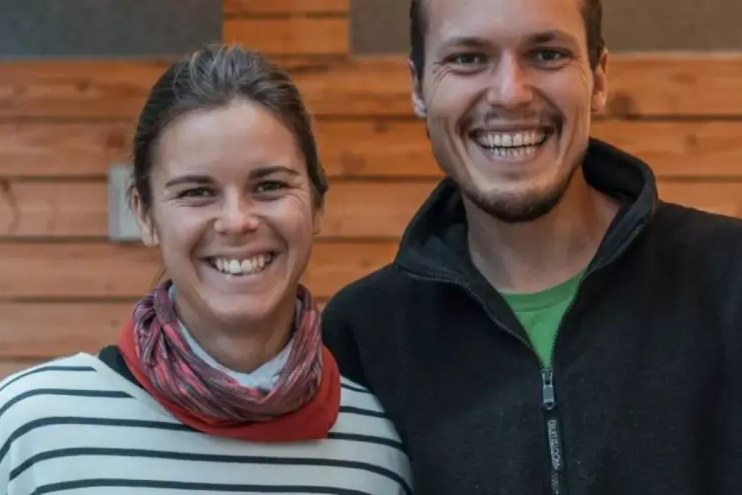 Janne und Josua von "Die Gemüslichen" vor ihrem Gemüse