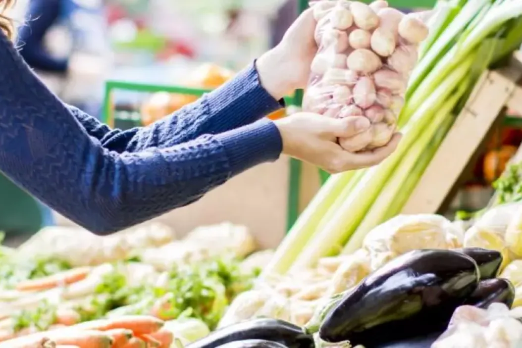 Marketing in der grünen Branche - Frau mit Schürze an einem Gemüsestand
