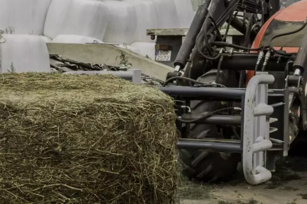 Traktor zum Verladen von Silageballen