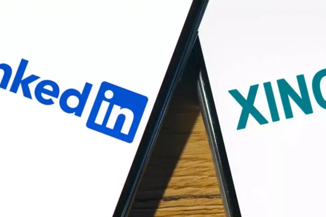 Logos von LinkedIn und Xing werden auf zwei Smartphones angezeigt