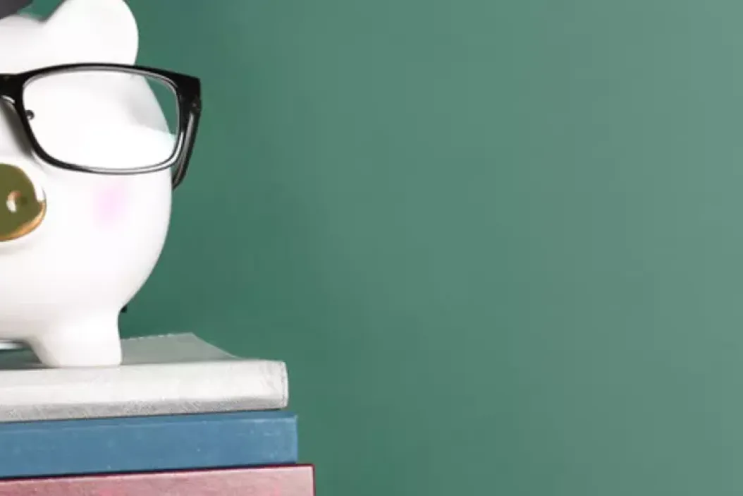 Studienkredit und Studienfinanzierung- Sparschwein mit Doktorhud