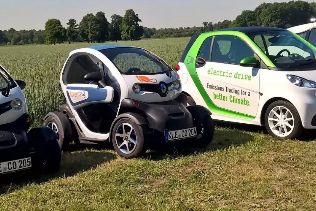 Autos am Feldrand