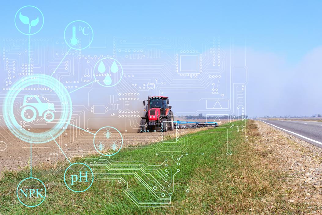 Das Konzept der Nutzung moderner Technologien und künstlicher Intelligenz in der Landwirtschaft bei der Bodenbearbeitung mittels Traktor vor der Aussaat von Kulturpflanzen.