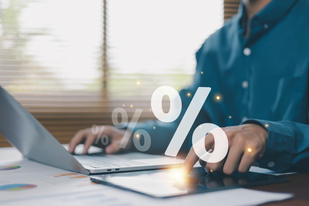 Eine Fachkraft nutzt Laptop und Tablet zur Visualisierung von digitalen Analysen