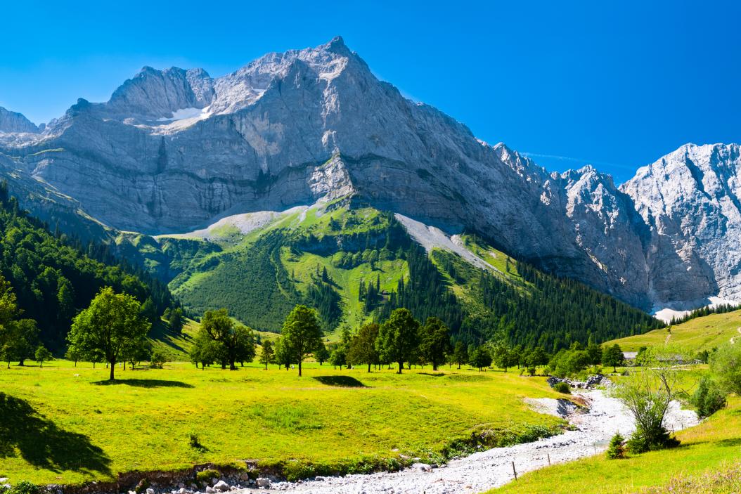 Panoramablick auf eine Berglandschaft in Bayern, Deutschland