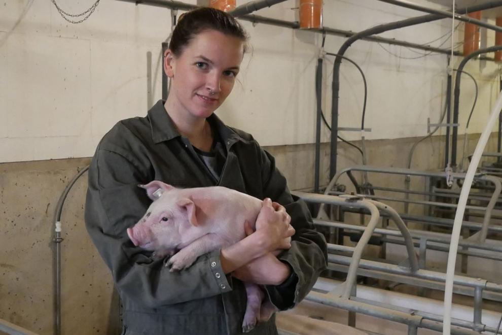Franziska Greten mit einem Schwein in den Armen