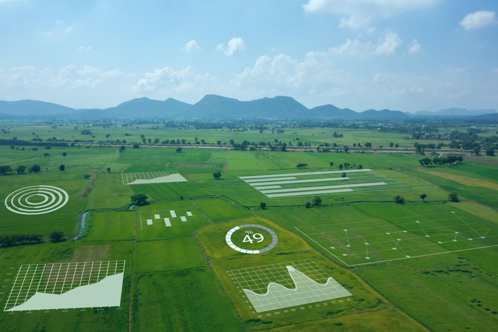 Smart Farming – ein landwirtschaftliches Konzept, bei dem Landwirte datengestützte Mixed Reality nutzen und diese mit Künstlicher Intelligenz, Deep Learning, Machine Learning, Digitalen Zwillingen, 5G sowie Technologien der Industrie 4.0 integrieren, um ihre Abläufe zu optimieren.