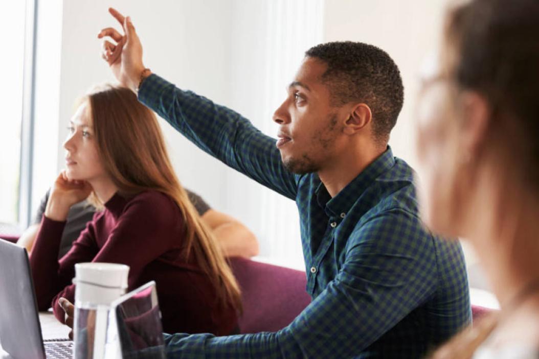 Student stellt Frage in Vorlesung