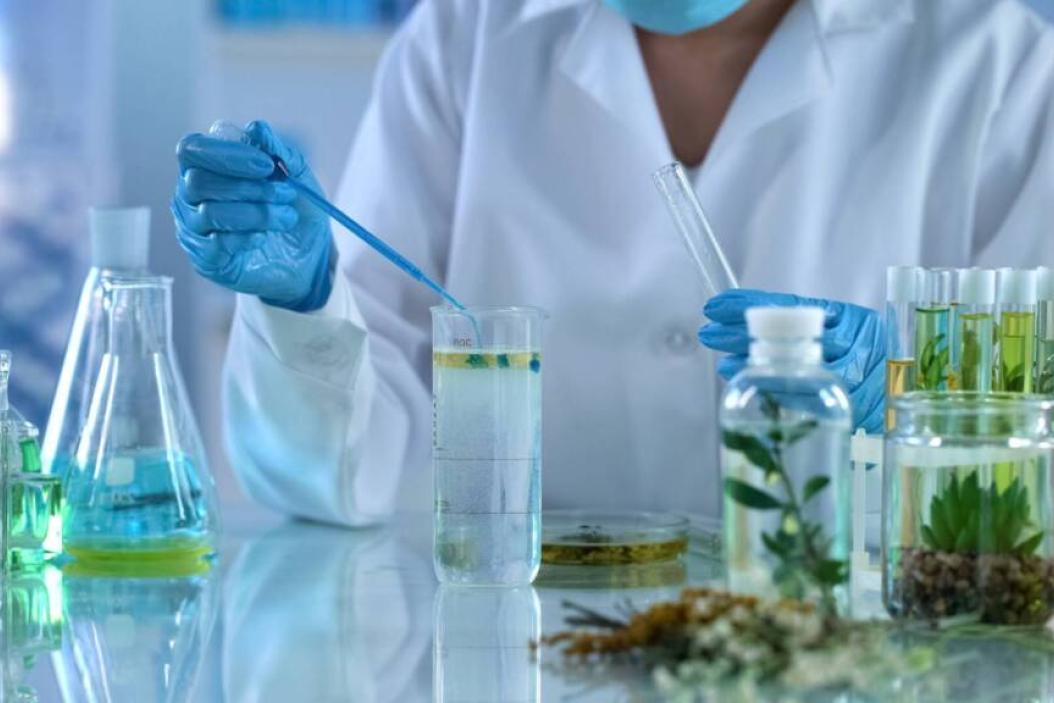 arbeit im Labor als Meeresbiologe