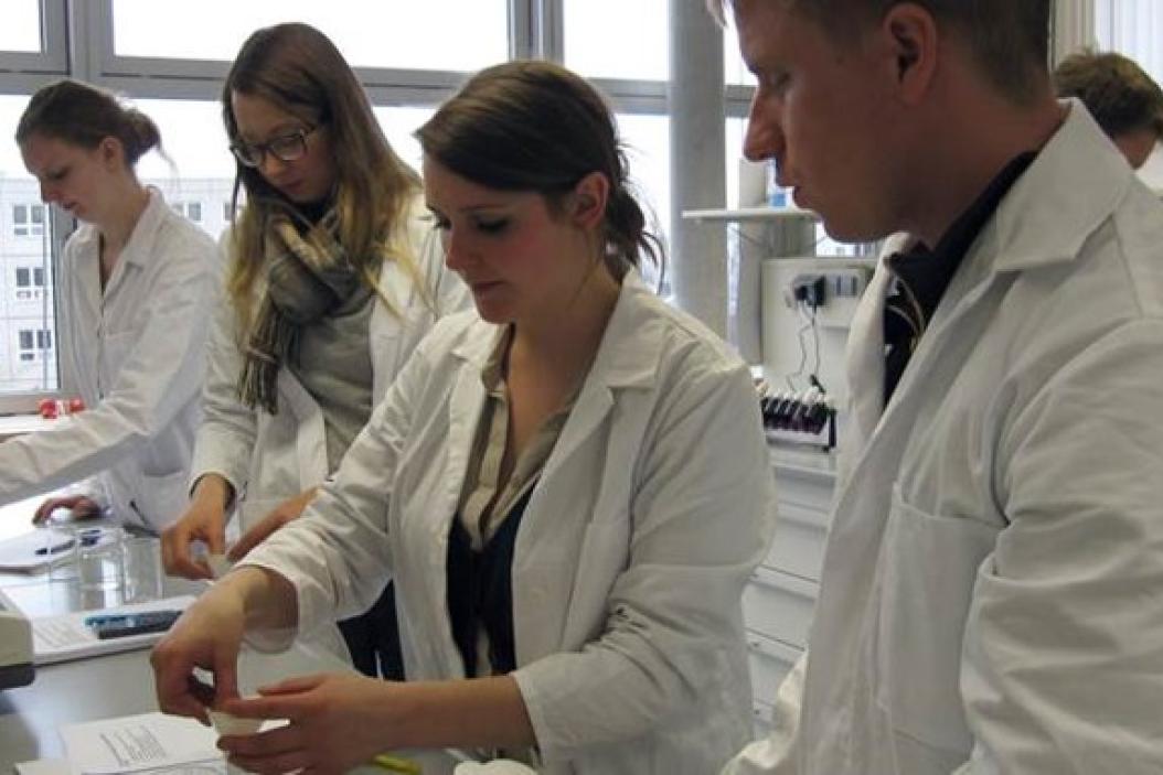 Studenten bei einer Übung im Labor der Hochschule Neubrandenburg