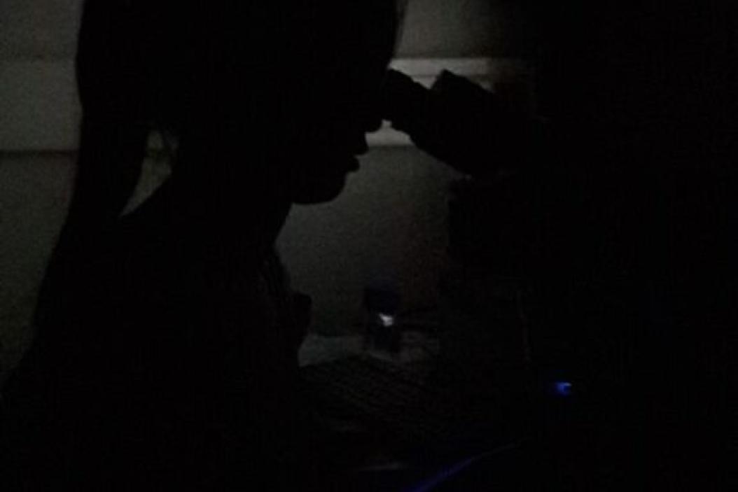 Loan studiert Biochemie und macht im Zuge dessen Experimente im Labor.