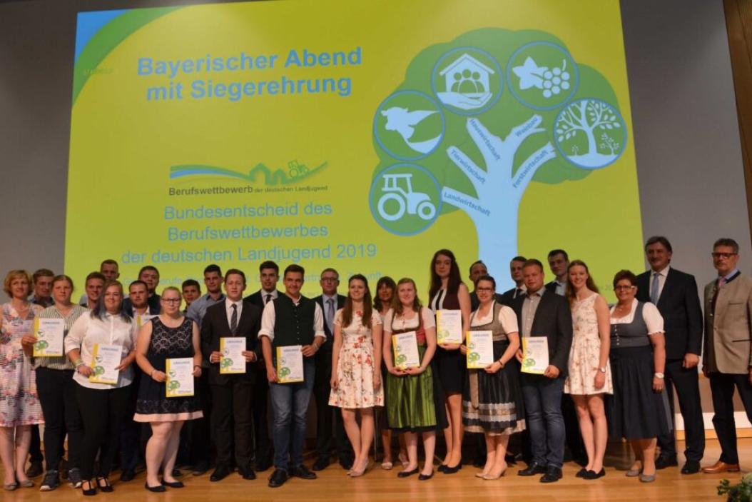 Elke mit den anderen Teilnehmern beim Bundesentscheid des Berufswettbewerbs des BBV