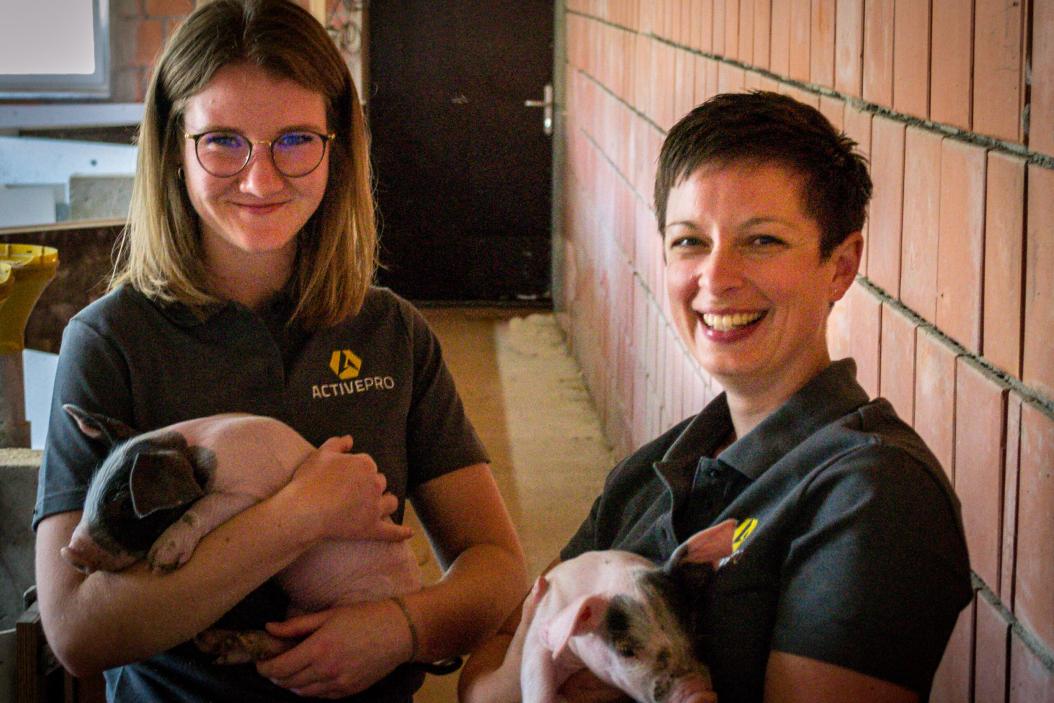 Katharina und Lisa im Stall
