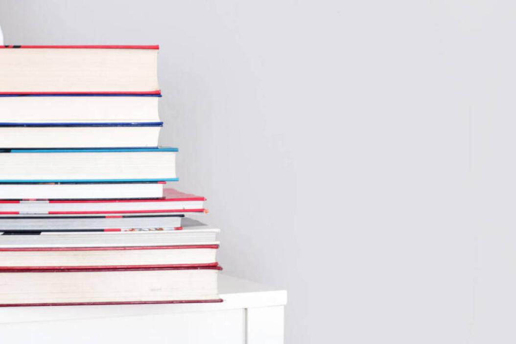 Bücherstabel auf einem Tisch