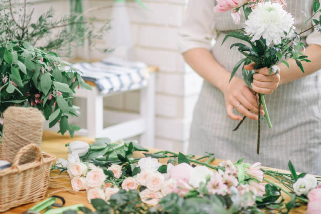 Aufgaben einer Floristin: Blumen binden und Blumensträuße machen und Blumengestecke