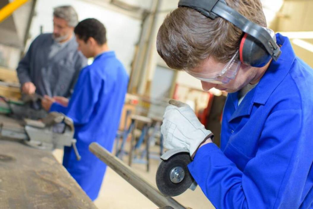 Auszubildender bei Schneidarbeiten in einer Werkstatt