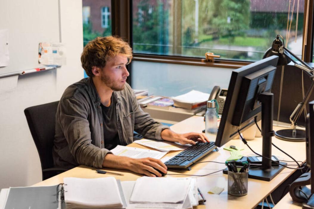 Mann arbeitet als wissenschaftlicher Mitarbeiter an einer Universität