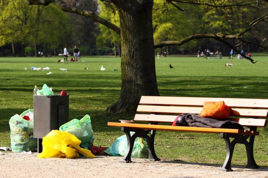 Abfall auf Parkbänken im Sommer in der Stadt