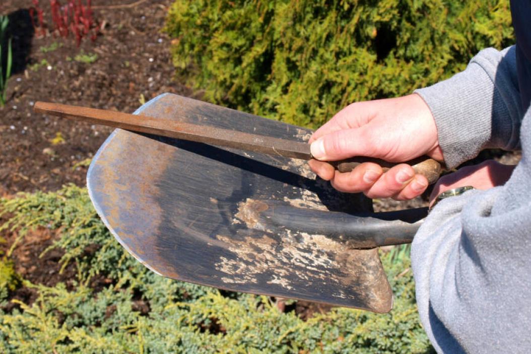 Wartung einer Schaufel mit Rost