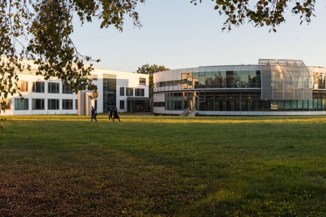 Blick auf das Bibliotheksgebäude der TUM SChool of Life Sciences im Abendlicht;