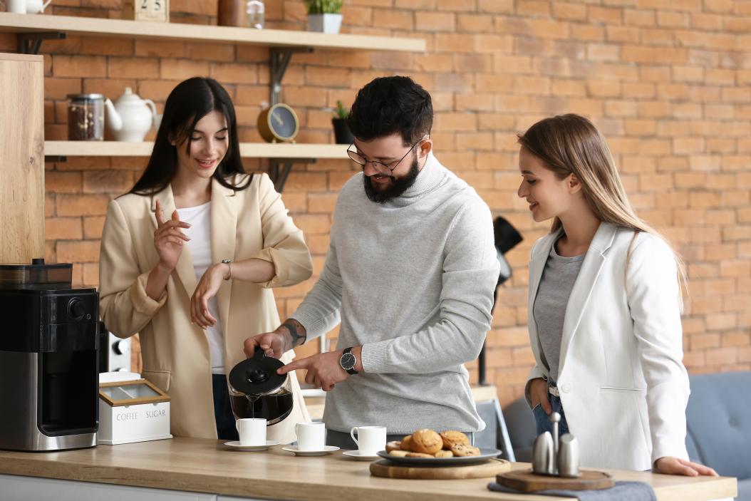 Kollegen genießen eine Kaffeepause