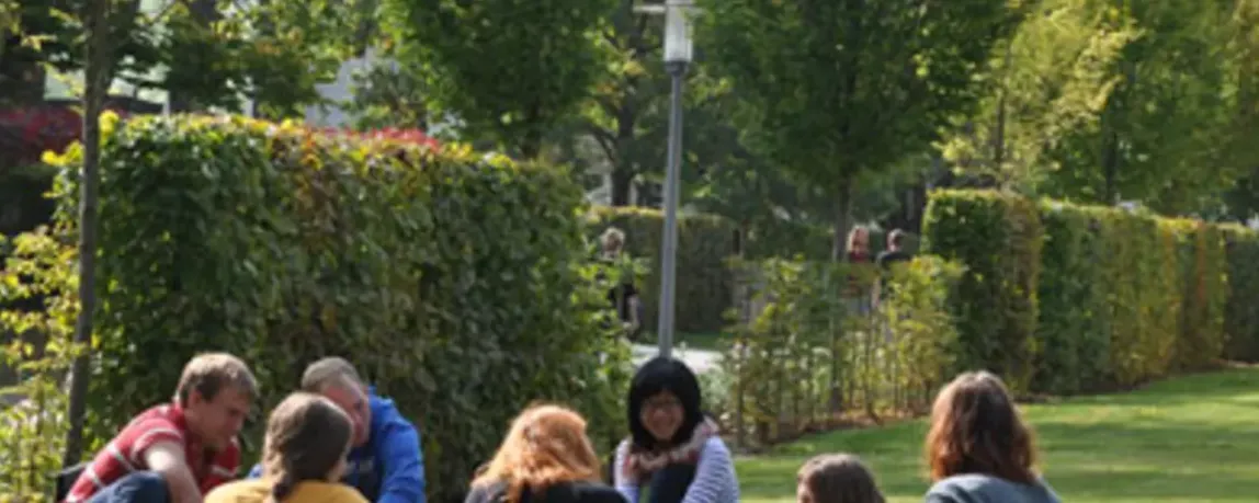 Studierende auf dem Campus der Hochschule Weihenstephan-Triesdorf
