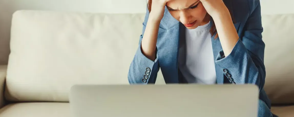 Unzufriedene Arbeitnehmerin vor dem Laptop