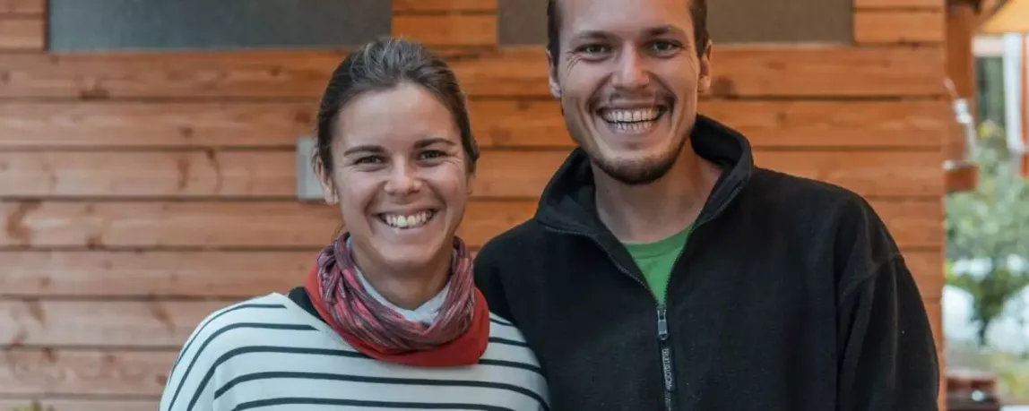 Janne und Josua von "Die Gemüslichen" vor ihrem Gemüse