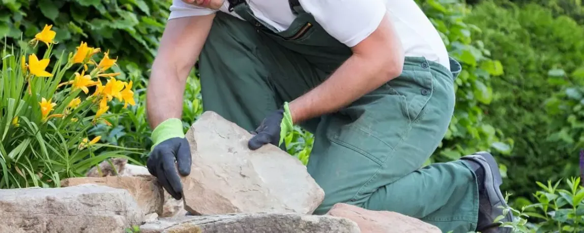 Landschaftsgärtner beim Bauen einer Mauer