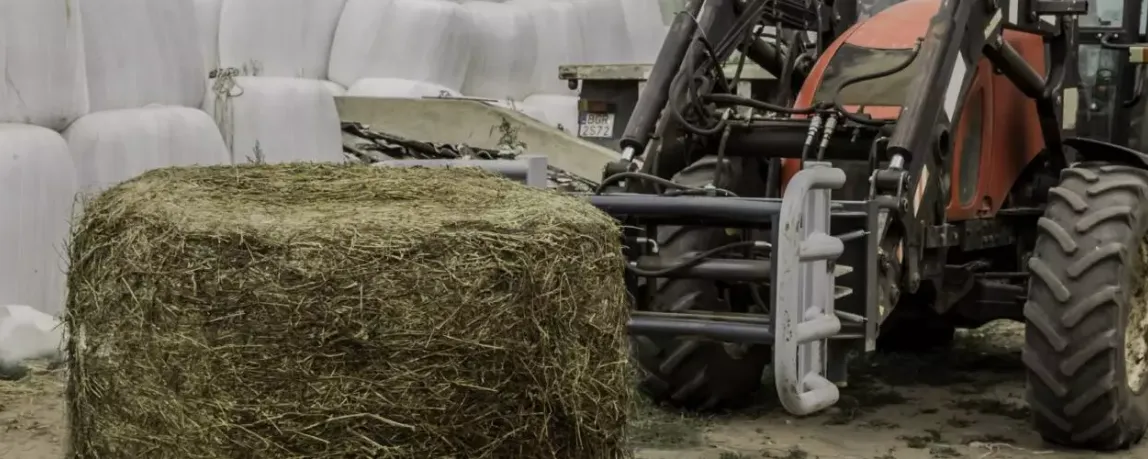 Traktor zum Verladen von Silageballen