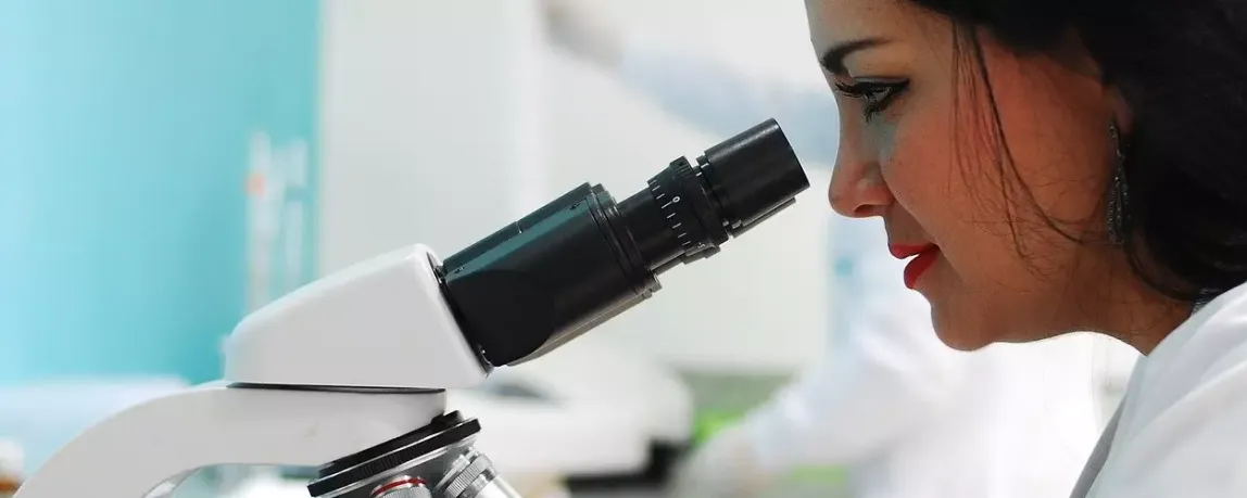 Mitarbeiterin im Labor - Milchwirtschaftliche Laborantin