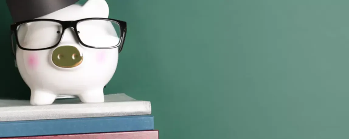 Studienkredit und Studienfinanzierung- Sparschwein mit Doktorhud