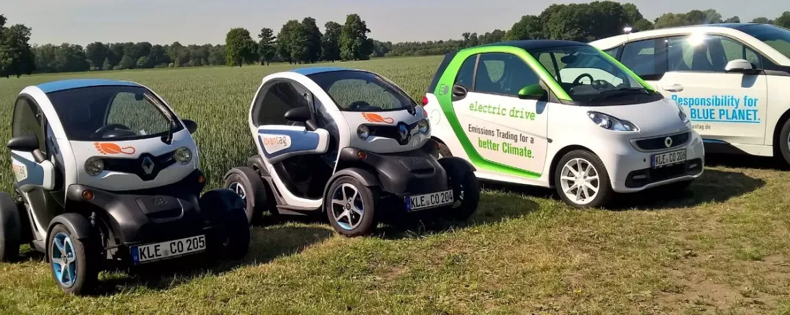 Autos am Feldrand