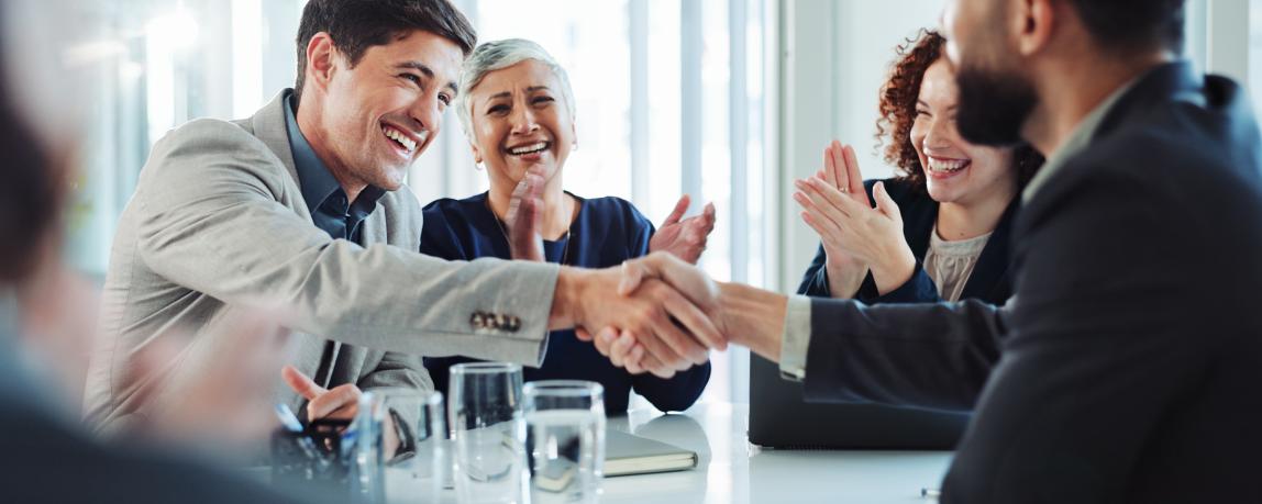 Eine Gruppe an Kollegen spricht fröhlich miteinander 