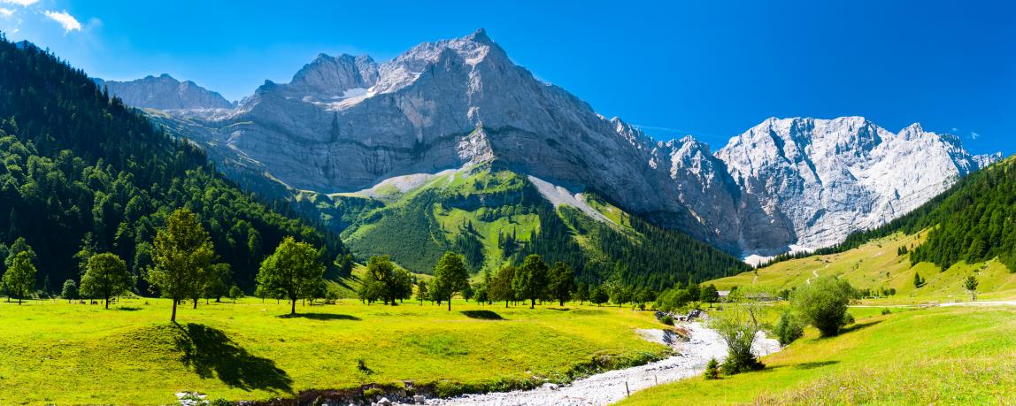 Panoramablick auf eine Berglandschaft in Bayern, Deutschland
