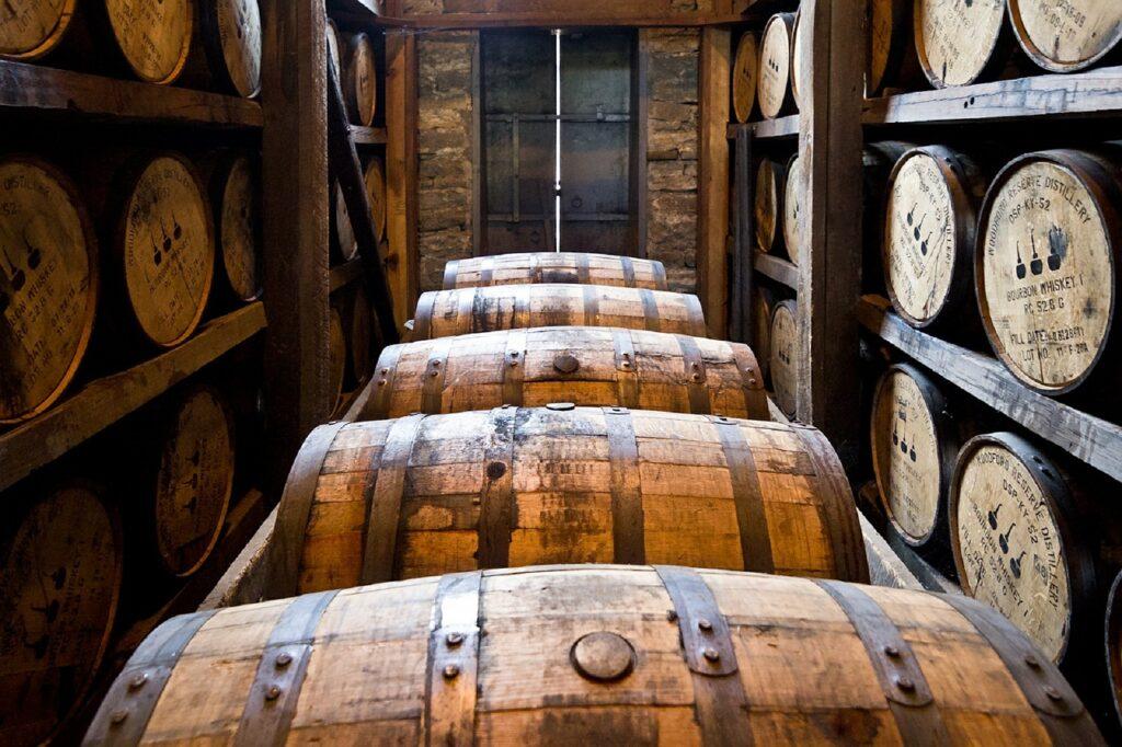 agrajo-berufsbild-brenner-holzfaesser-mit-whiskey-1024x682