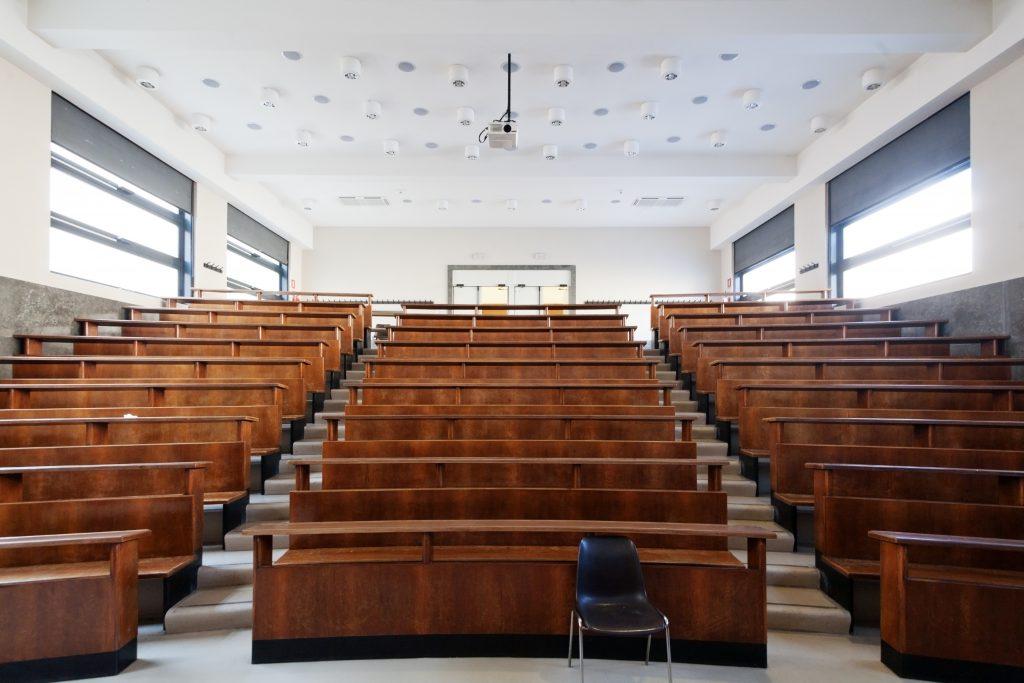 Ein menschenleerer Hörsaal in der Universität. 