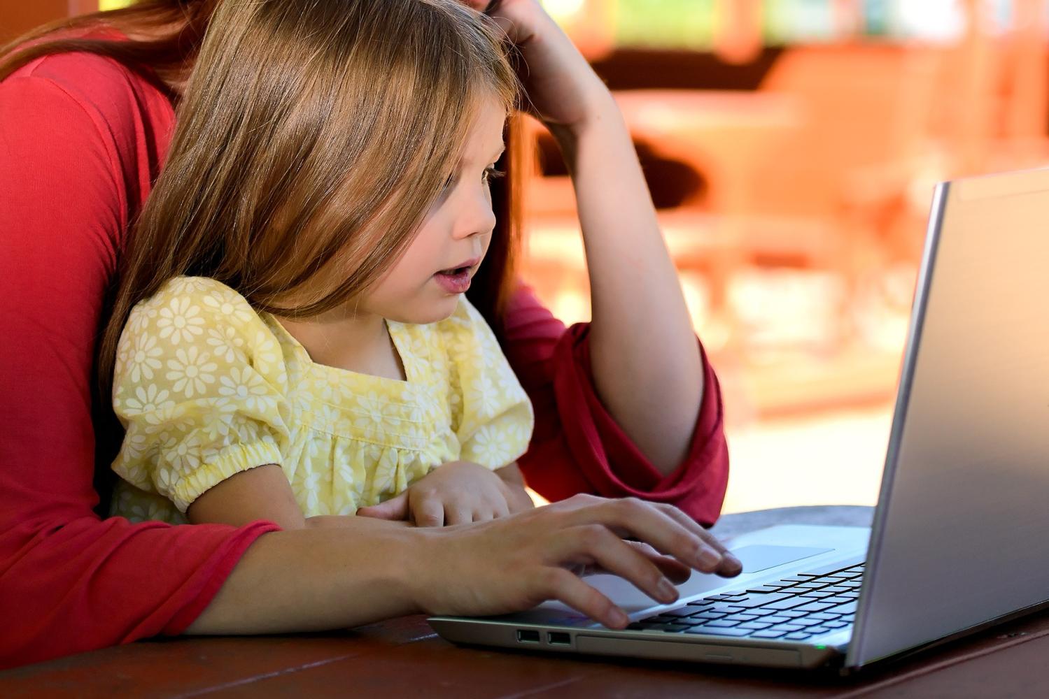 mutter-und-kind-am-laptop