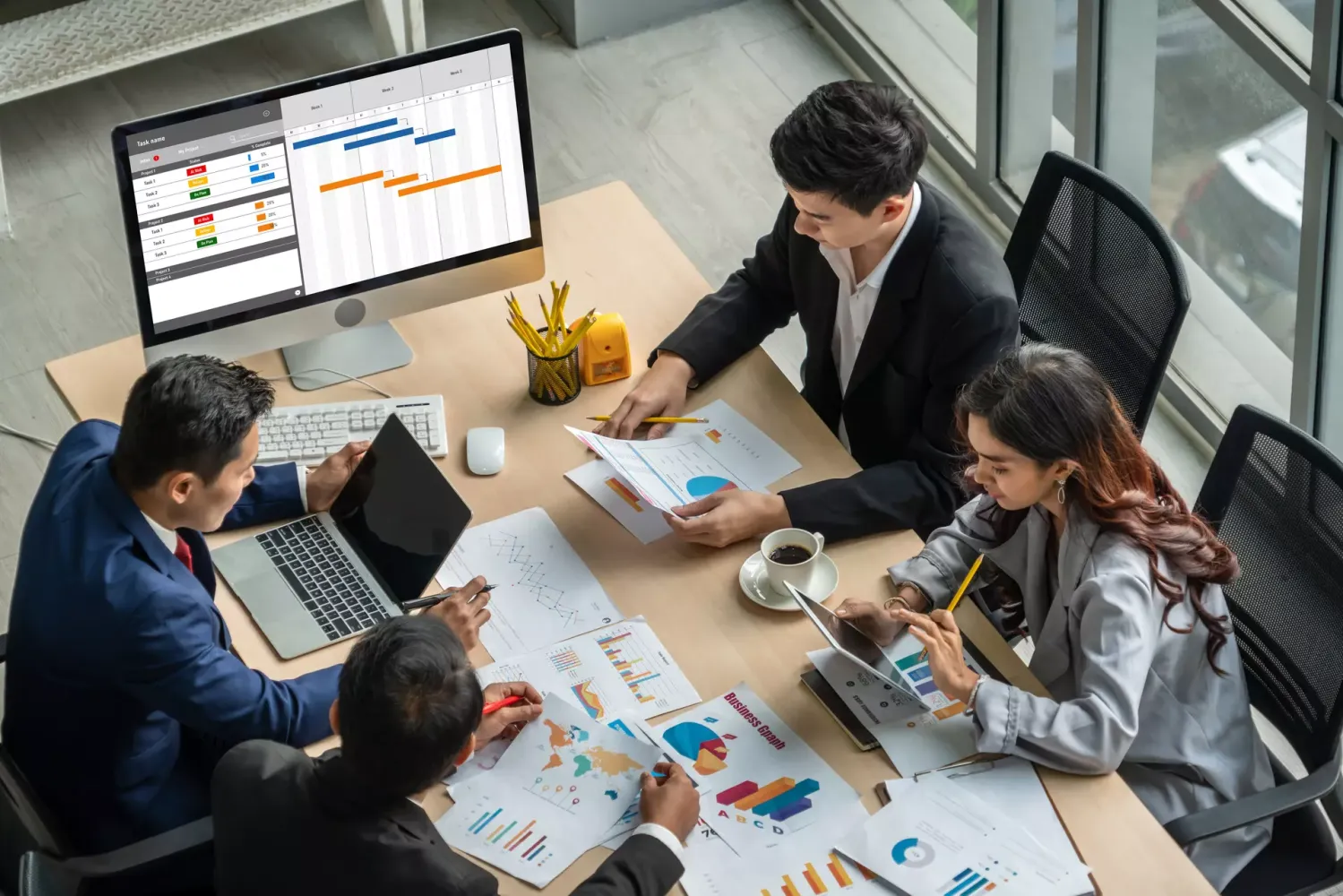 projektmanager-meetings_adobestock_580215848_1