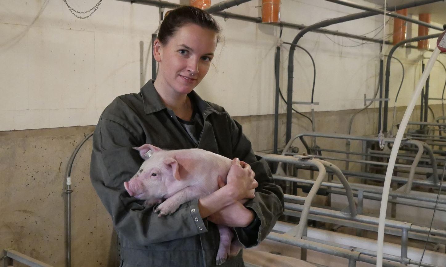 Franziska Greten mit einem Schwein in den Armen